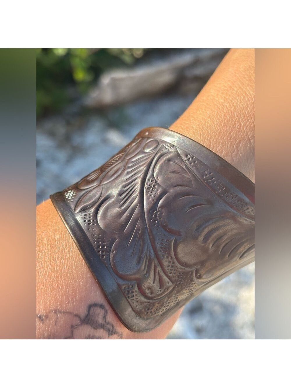 VINTAGE Large Cuff Bracelet Etched Hammered Brass Gorgeous Statement Piece - Picture 7 of 9